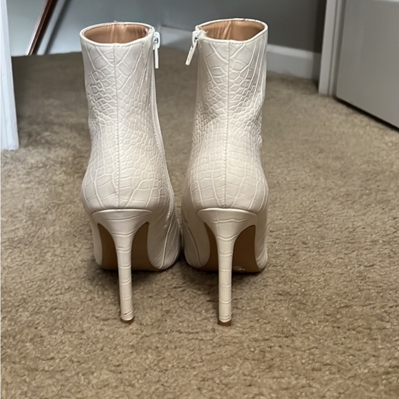Pointed toe stiletto white snakeskin booties - Picture 3 of 4
